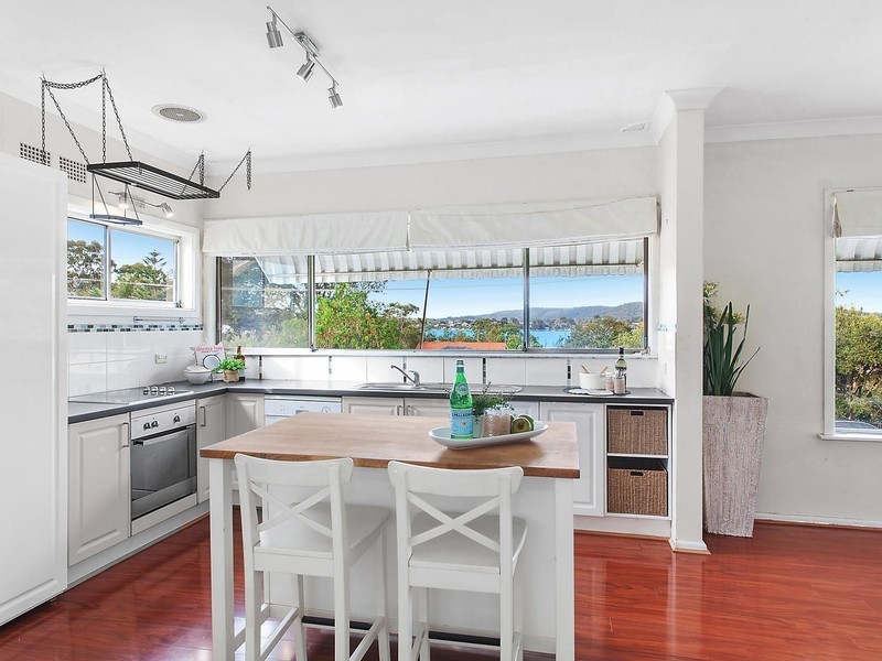 17 Nioka Avenue, Point Clare NSW 2250