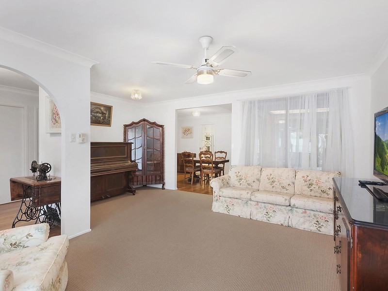 4 Robson Close, Point Clare NSW 2250