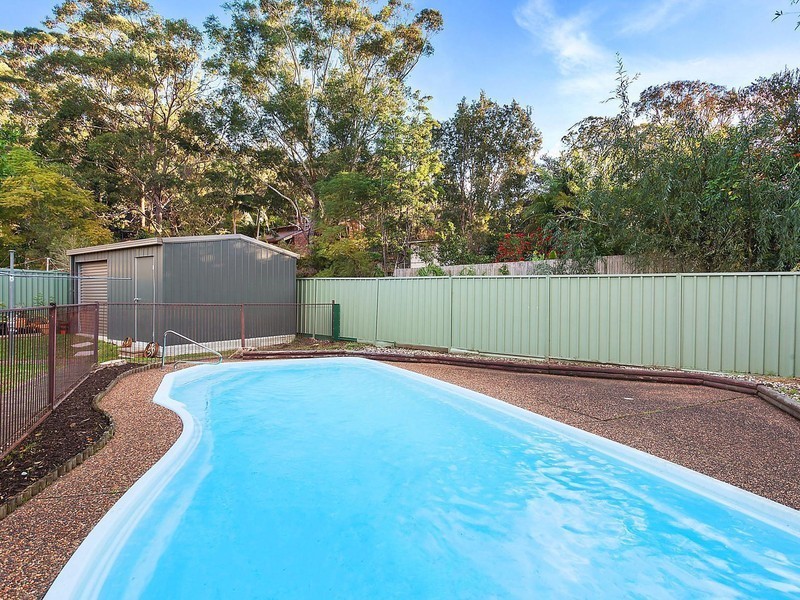 4 Robson Close, Point Clare NSW 2250