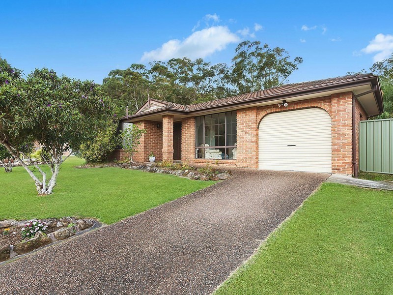 4 Robson Close, Point Clare NSW 2250
