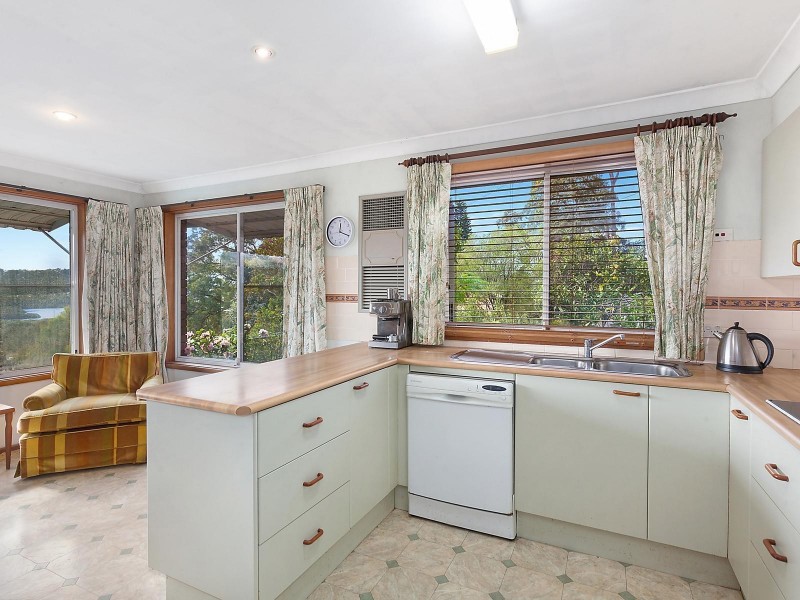 10 Fiona Street, Point Clare NSW 2250