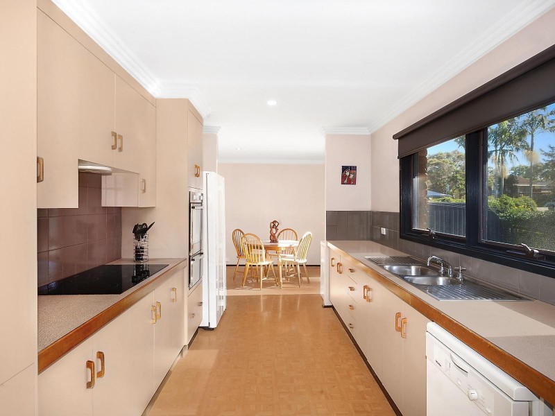 6 Clematis Place, Point Clare NSW 2250