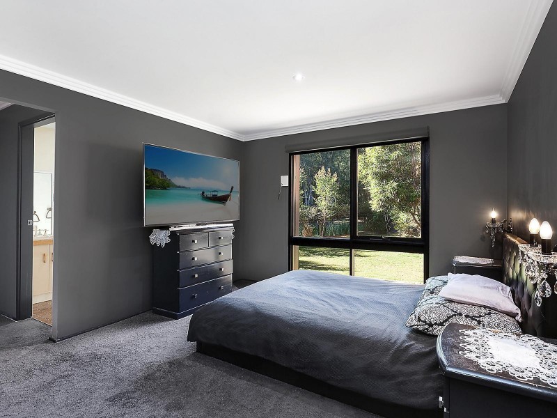 6 Clematis Place, Point Clare NSW 2250