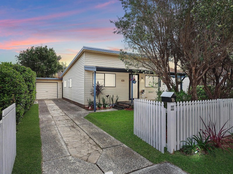 16 Laguna Parade, Berkeley Vale NSW 2261