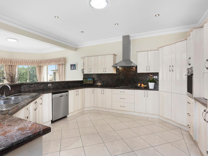 10 Benbullen Way, Castle Hill NSW 2154