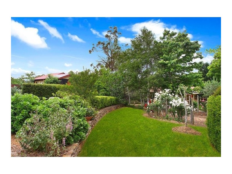 8 Campbell Avenue, Burradoo NSW 2576