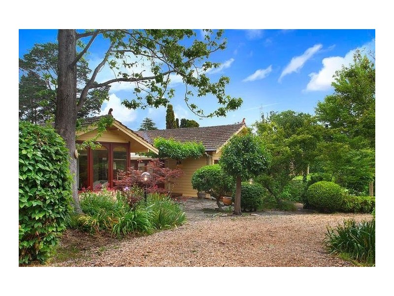 8 Campbell Avenue, Burradoo NSW 2576