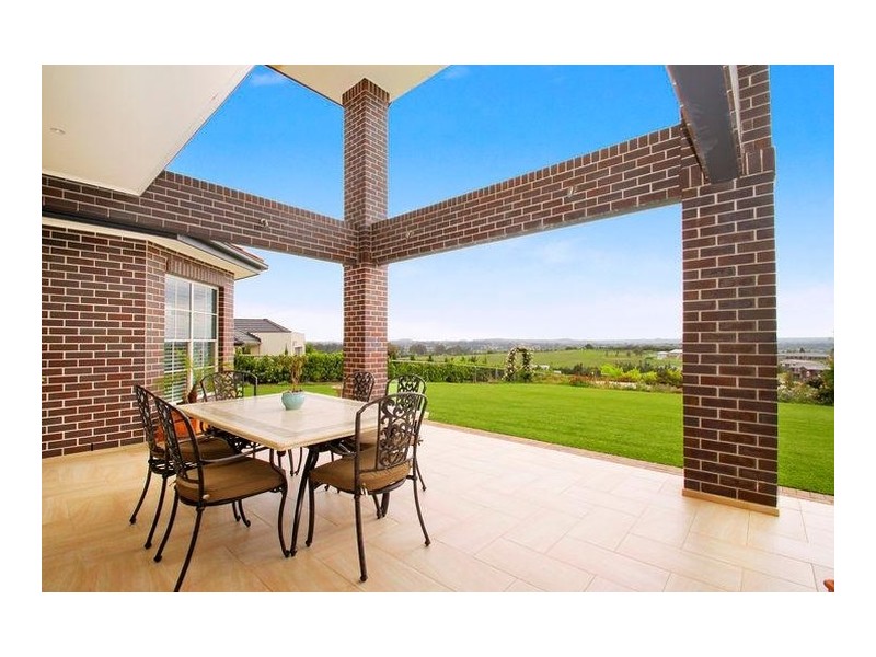 8 Domenics Place, Grasmere NSW 2570