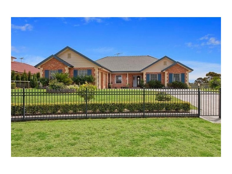 3 Domenics Place, Grasmere NSW 2570
