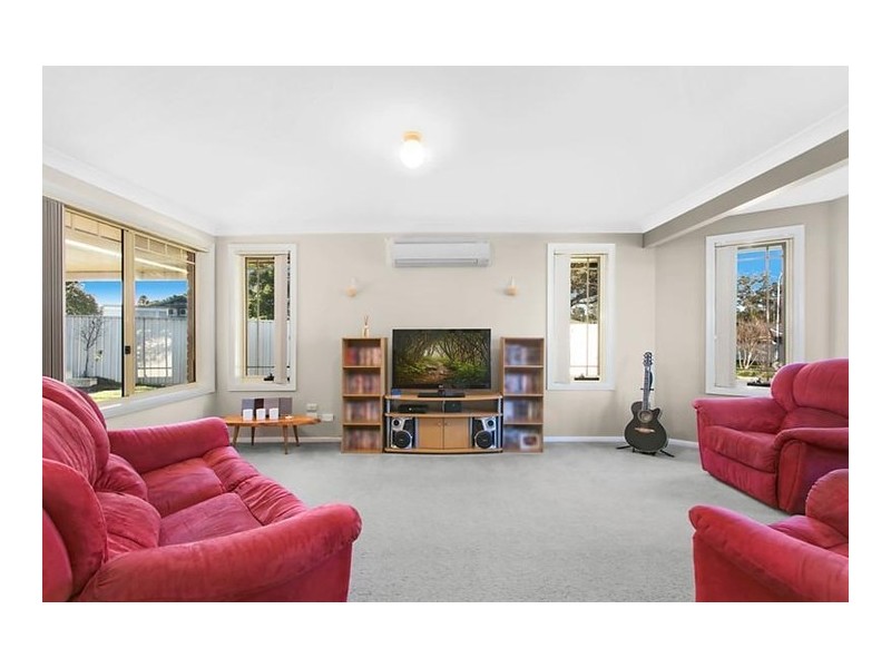 2 Crommelin Crescent, St Helens Park NSW 2560