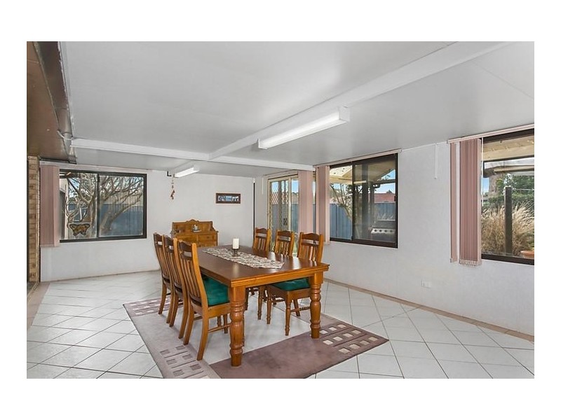 9 Hamlet Crescent, Rosemeadow NSW 2560