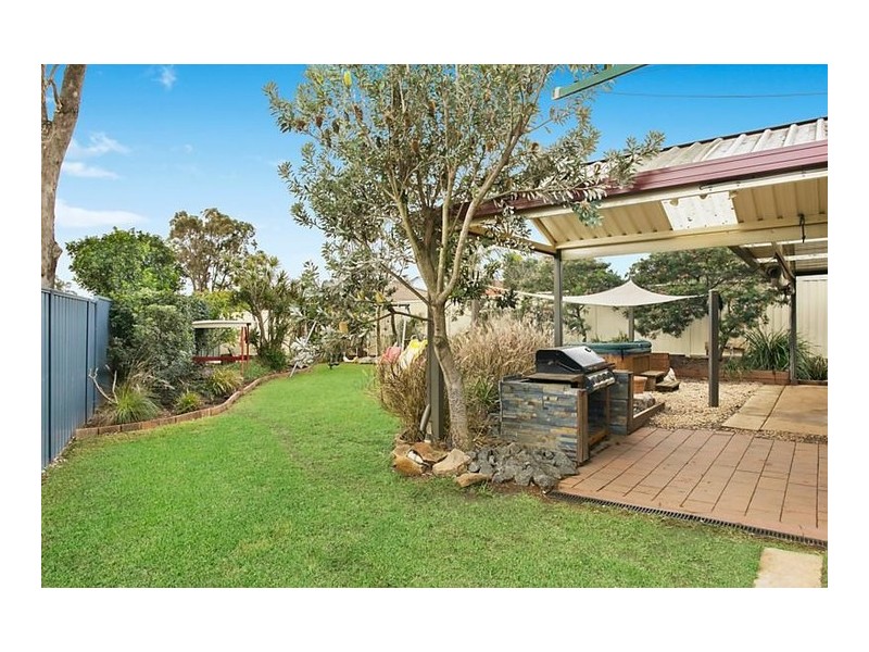 9 Hamlet Crescent, Rosemeadow NSW 2560