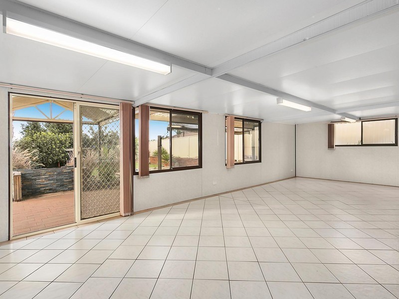 9 Hamlet Crescent, Rosemeadow NSW 2560