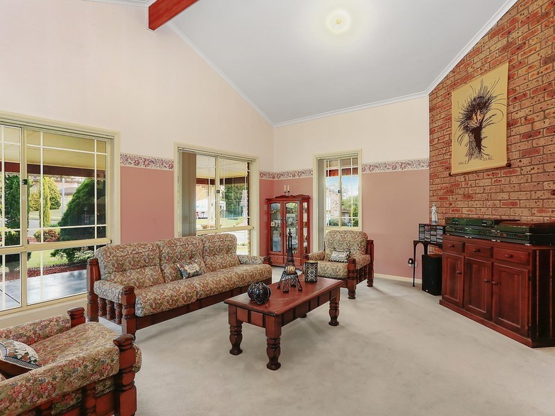 1 Figtree Crescent, Glen Alpine NSW 2560