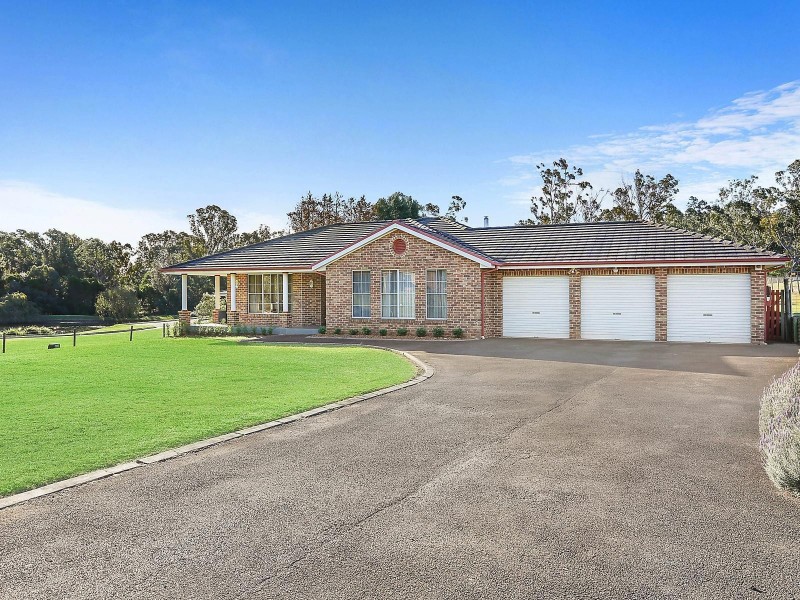43 Benwerrin Crescent, Grasmere NSW 2570