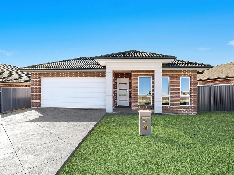 32 Rosella Circuit, Gregory Hills NSW 2557