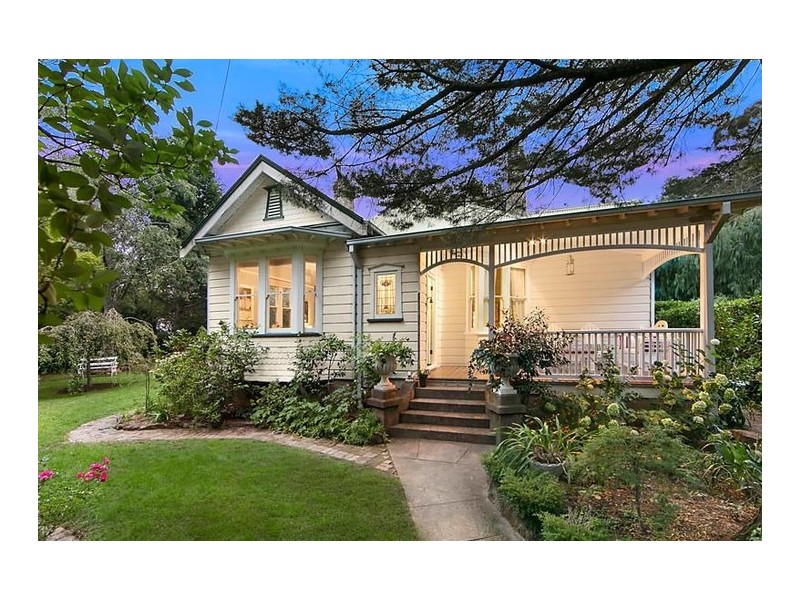 147 Falls Road, Wentworth Falls NSW 2782