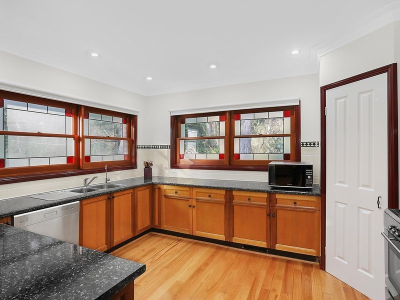 11 Waratah Road, Wentworth Falls NSW 2782