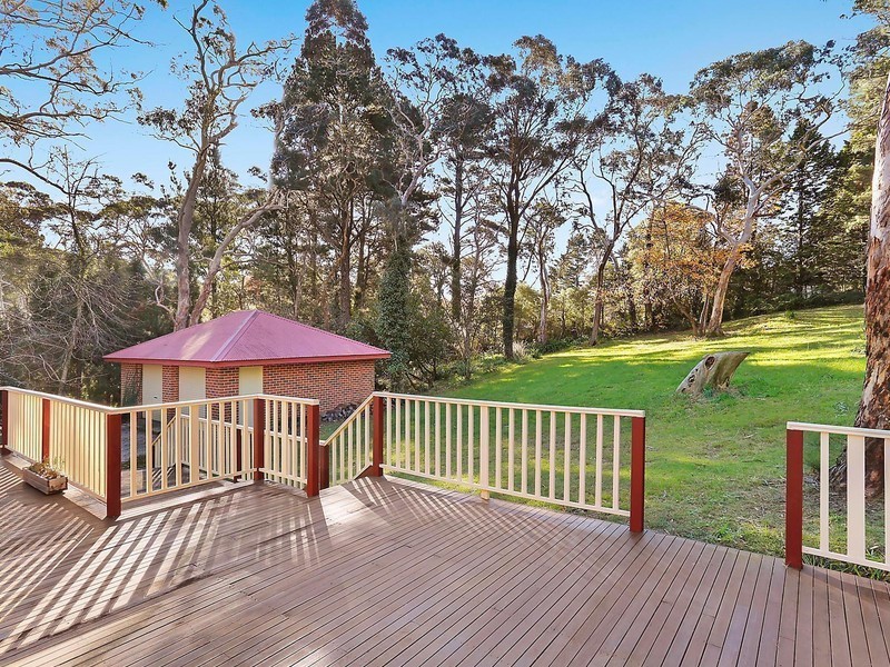11 Waratah Road, Wentworth Falls NSW 2782