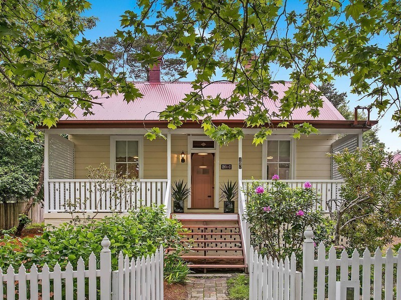 120 Falls Road, Wentworth Falls NSW 2782