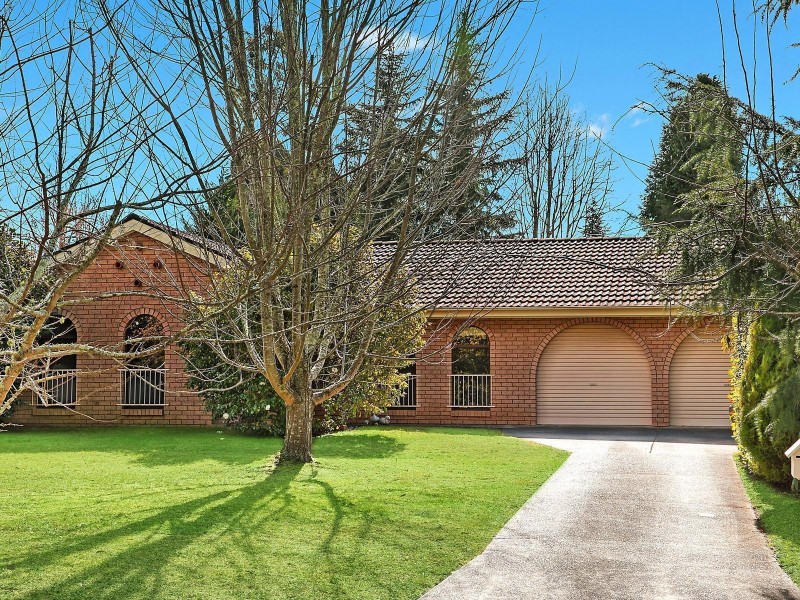 11 Beatty Road, Wentworth Falls NSW 2782