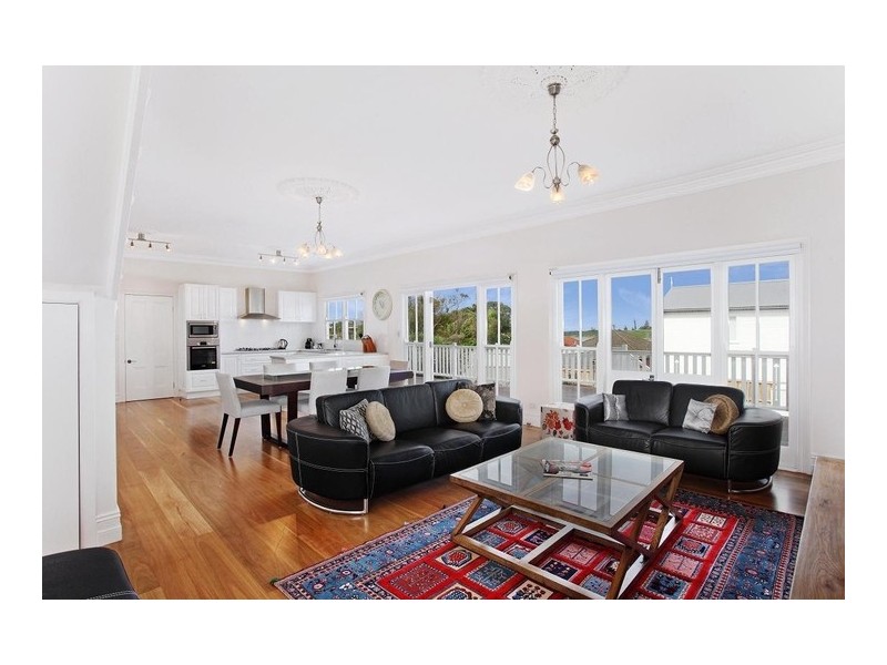 9 Woodland Avenue, Thirroul NSW 2515