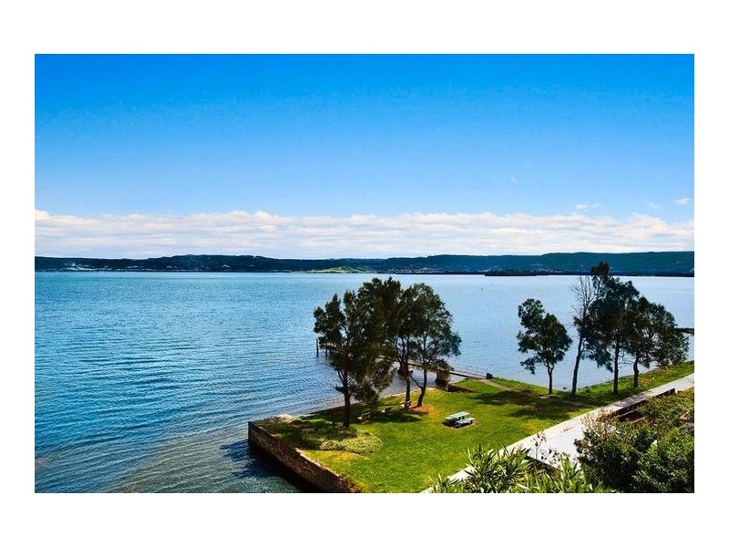 49 Northcliffe Drive, Lake Heights NSW 2502