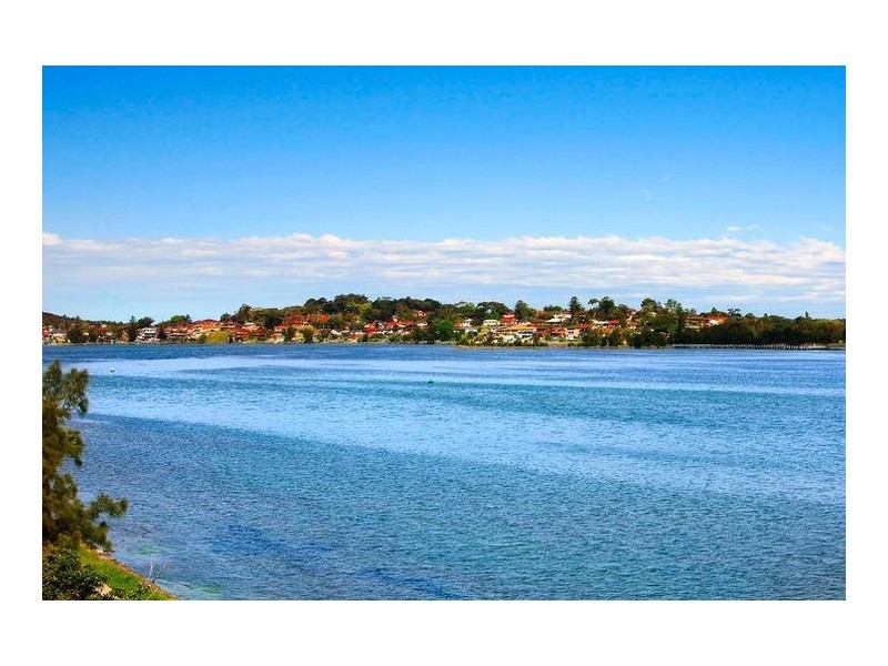 49 Northcliffe Drive, Lake Heights NSW 2502