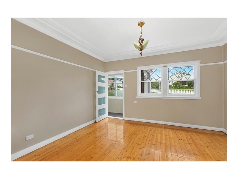 8 Hillcrest Avenue, Woonona NSW 2517