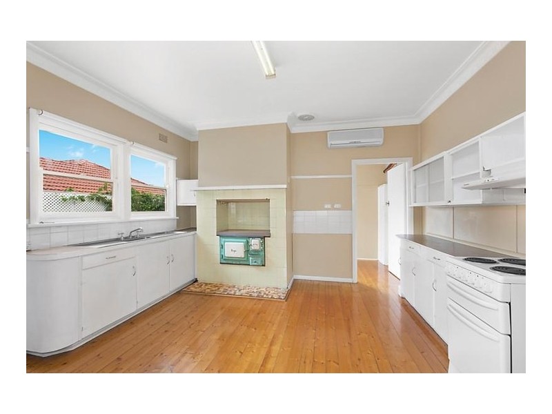 8 Hillcrest Avenue, Woonona NSW 2517