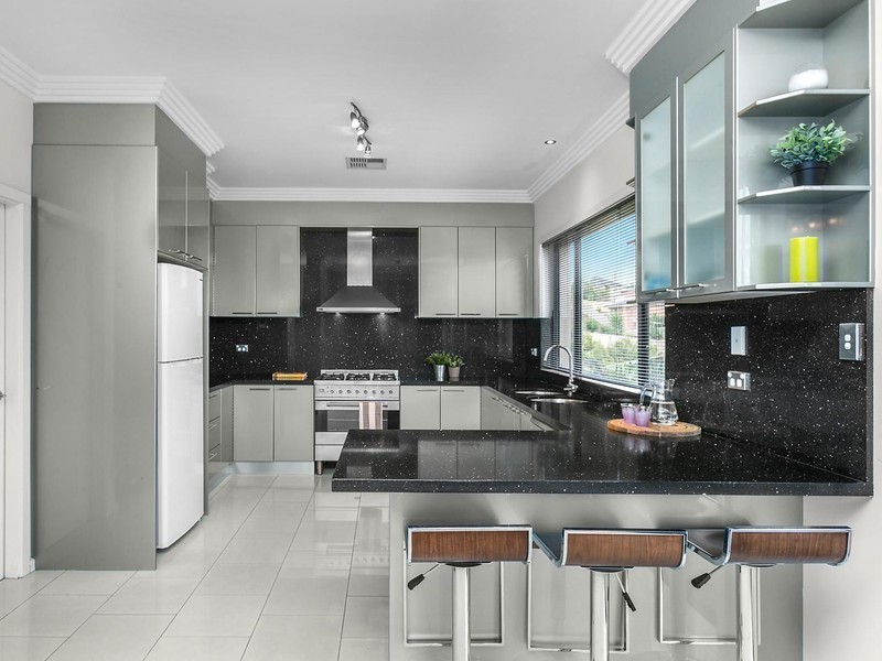 4 Jacana Place, Lake Heights NSW 2502