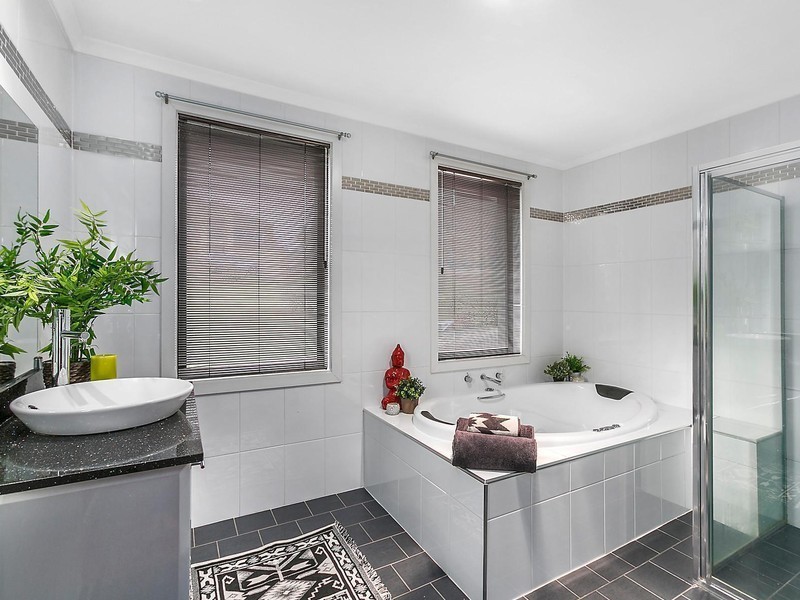 4 Jacana Place, Lake Heights NSW 2502