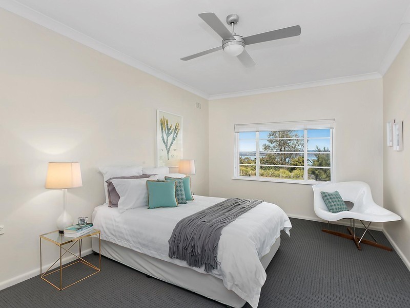 348 Northcliffe Drive, Lake Heights NSW 2502