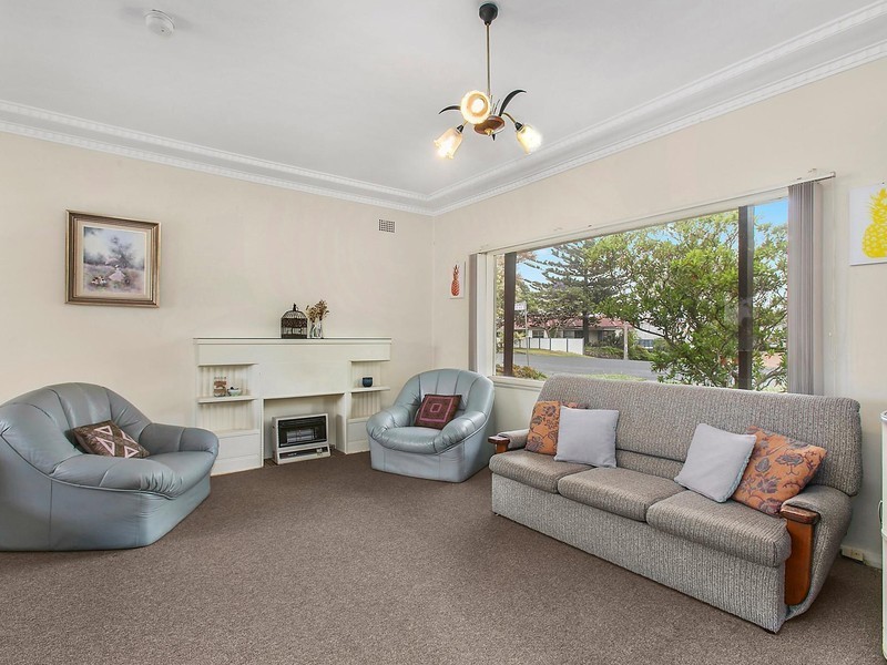 8 Bimbadeen Avenue, West Wollongong NSW 2500