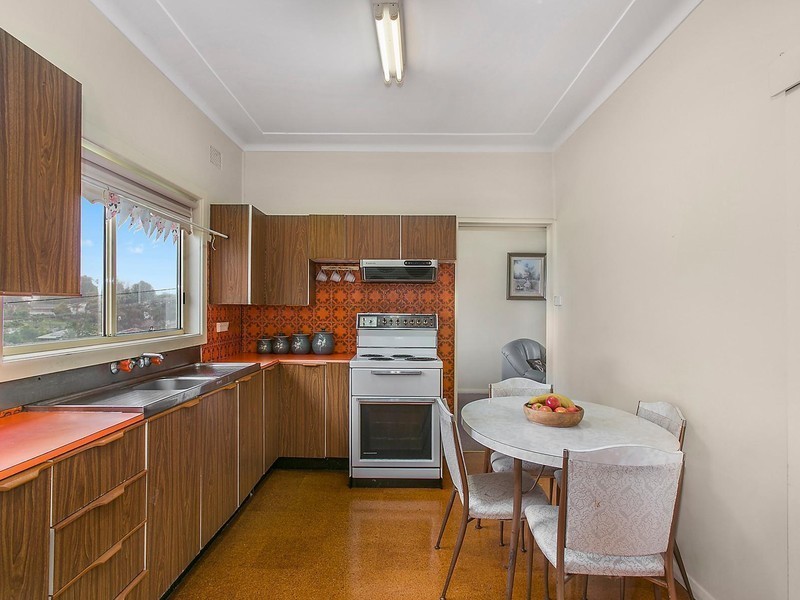 8 Bimbadeen Avenue, West Wollongong NSW 2500