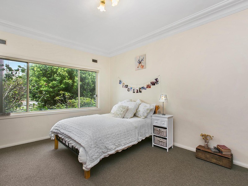 8 Bimbadeen Avenue, West Wollongong NSW 2500