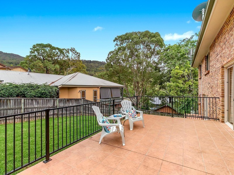 2A Bradley Avenue, Mount Kembla NSW 2526