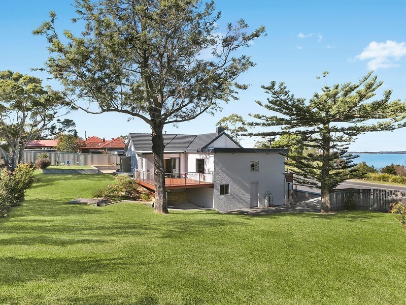 348 Northcliffe Drive, Lake Heights NSW 2502