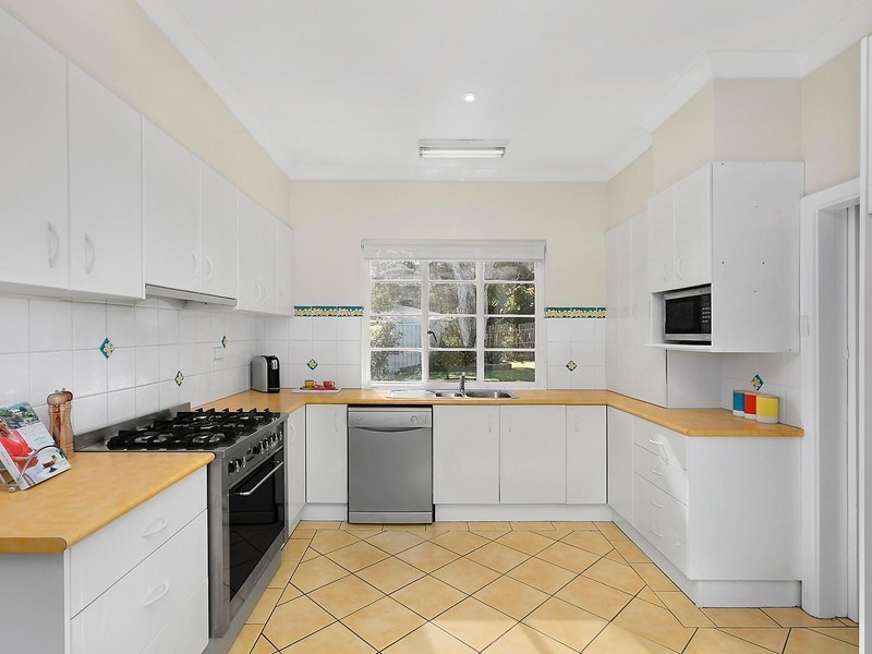 348 Northcliffe Drive, Lake Heights NSW 2502