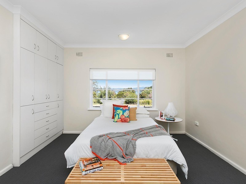 348 Northcliffe Drive, Lake Heights NSW 2502