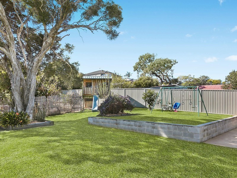 348 Northcliffe Drive, Lake Heights NSW 2502