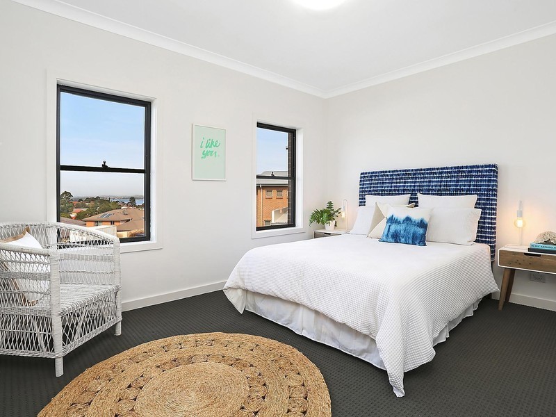 2 Hingston Close, Lake Heights NSW 2502