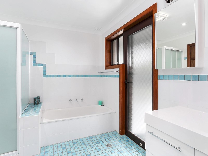 8 Carlon Crescent, Farmborough Heights NSW 2526