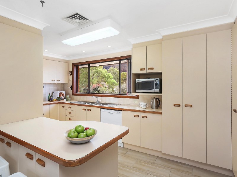 8 Carlon Crescent, Farmborough Heights NSW 2526