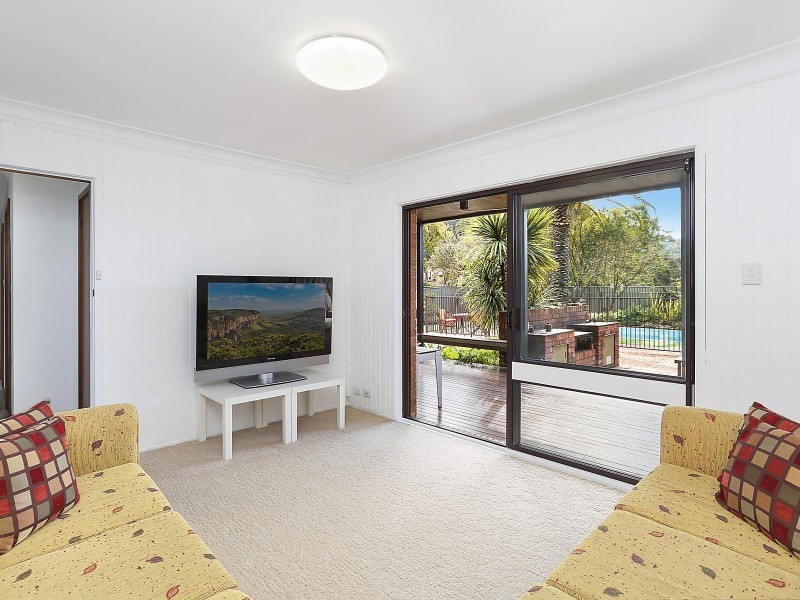 8 Carlon Crescent, Farmborough Heights NSW 2526