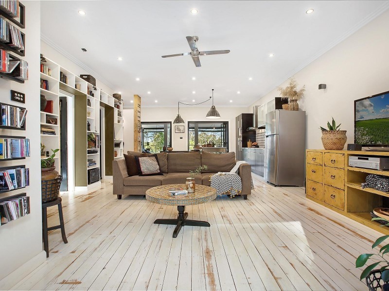 33 Ocean Street, Mount Saint Thomas NSW 2500