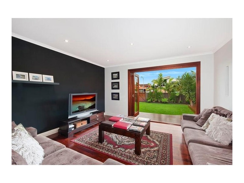 17 Razorbill Street, Burleigh Waters QLD 4220