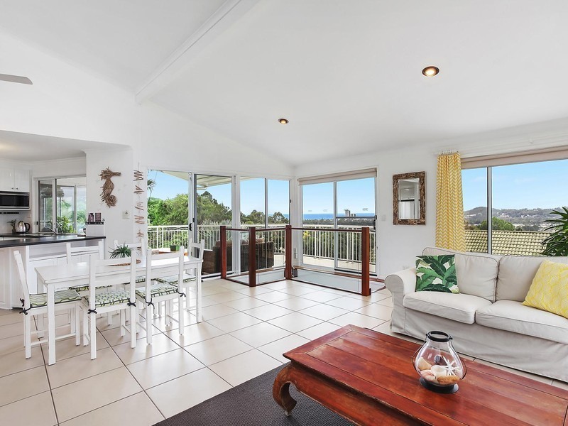 6 Attadale Court, Elanora QLD 4221