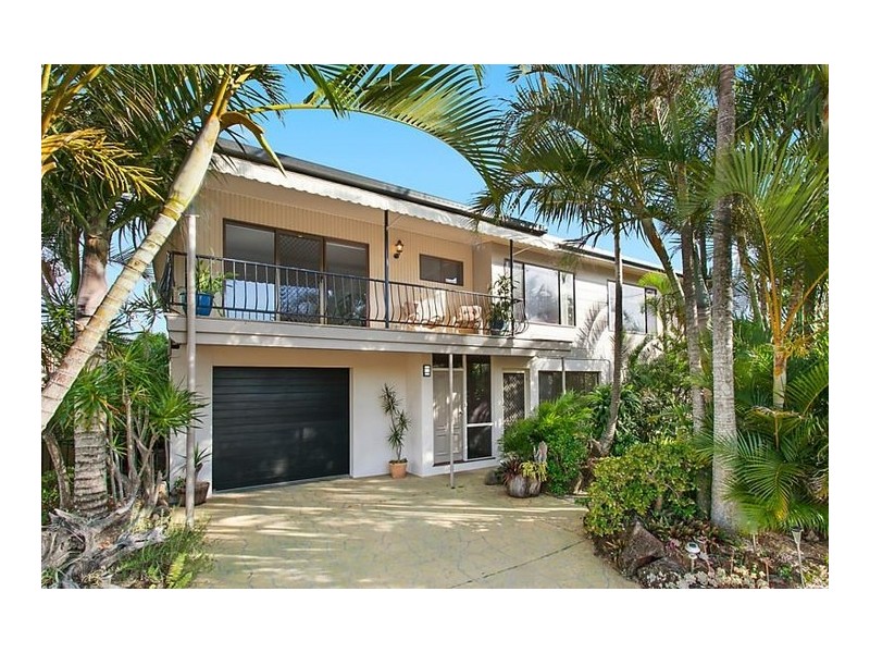 32 Tallebudgera Drive, Palm Beach QLD 4221