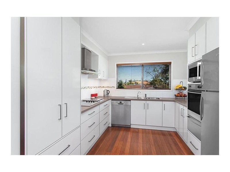 32 Tallebudgera Drive, Palm Beach QLD 4221